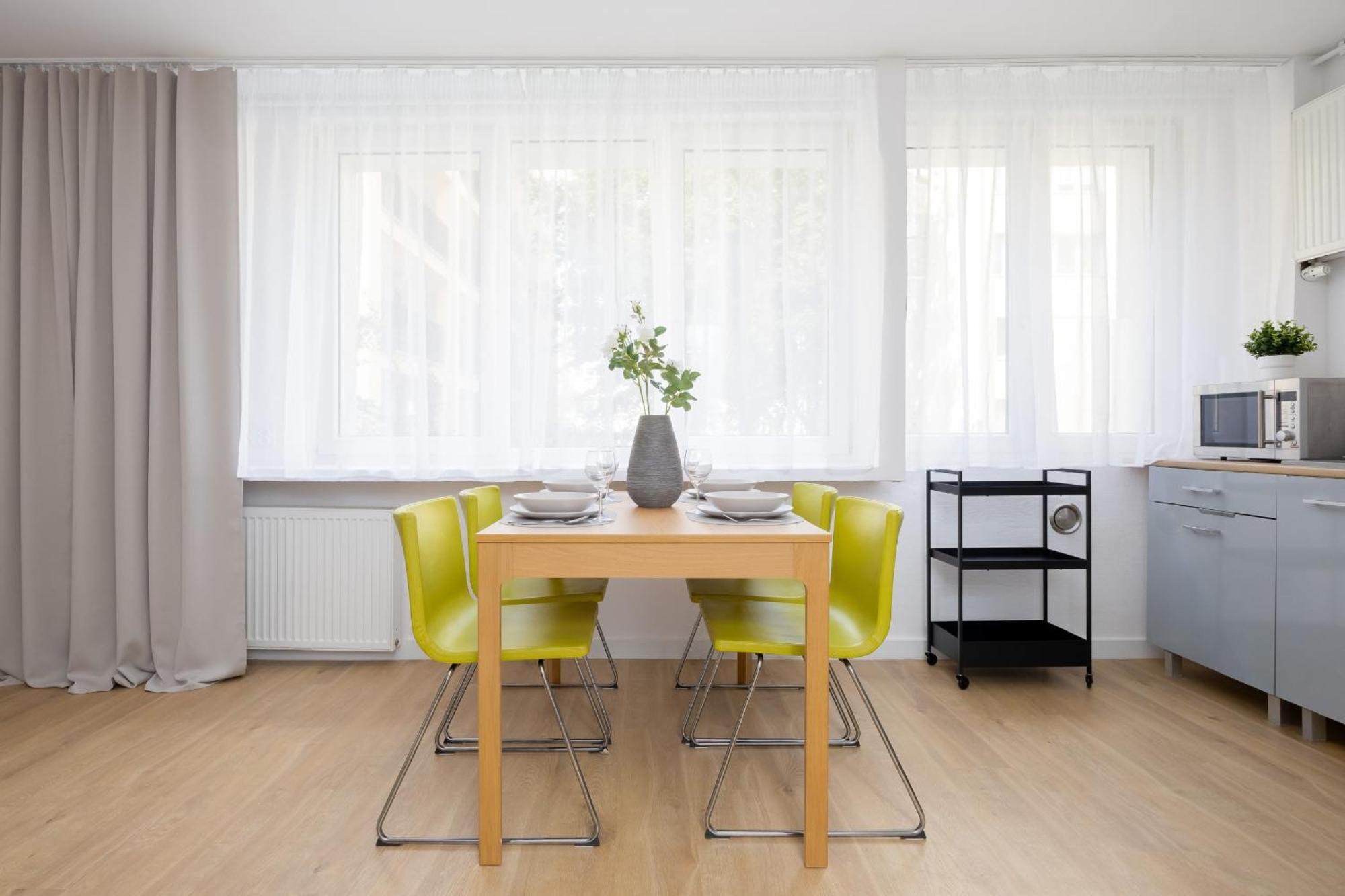 Family With Balcony By Renters Leilighet