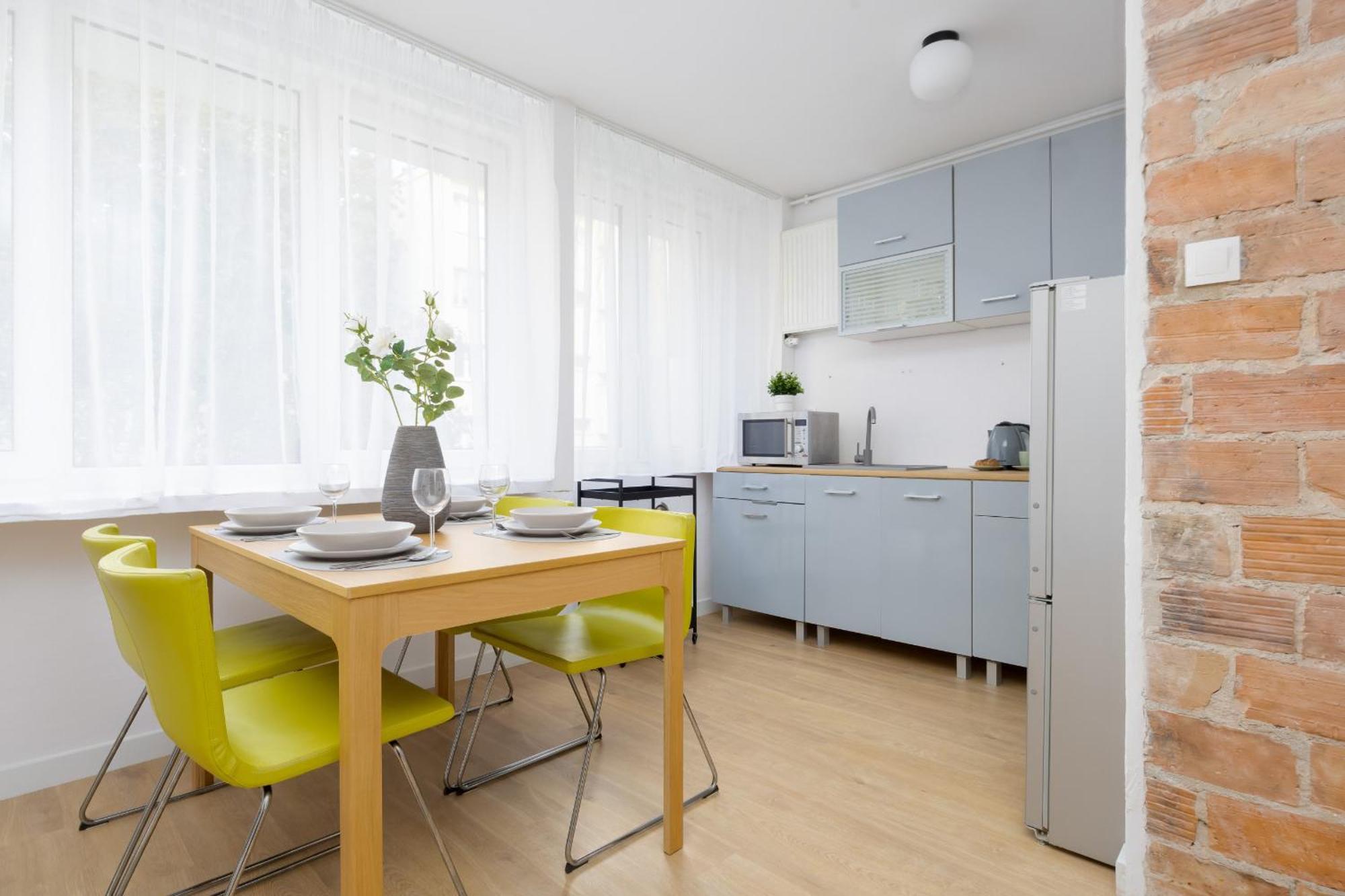 Family With Balcony By Renters Warszawa